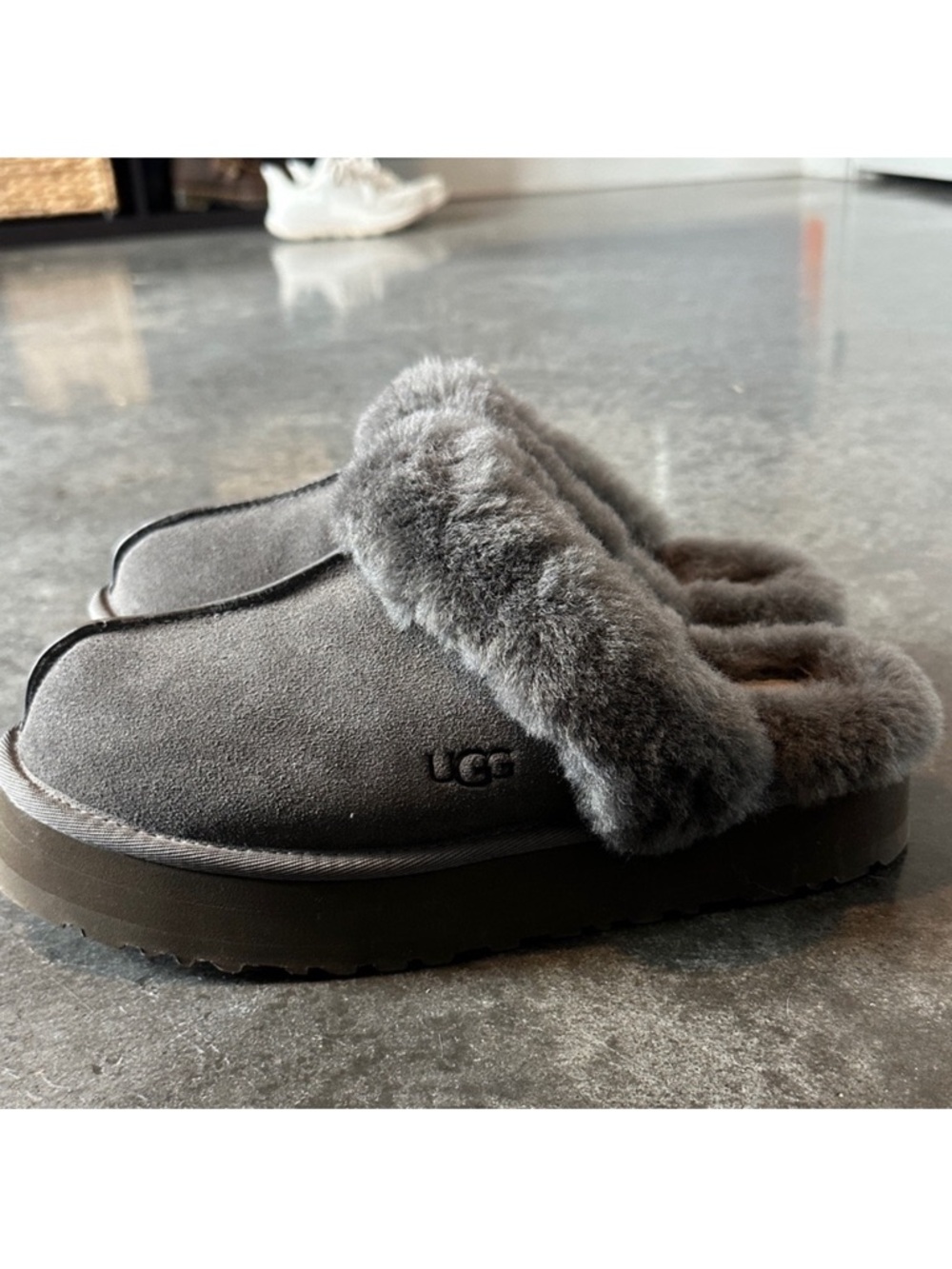 UGG Womens Gray Cozy Shearling Clog Slippers